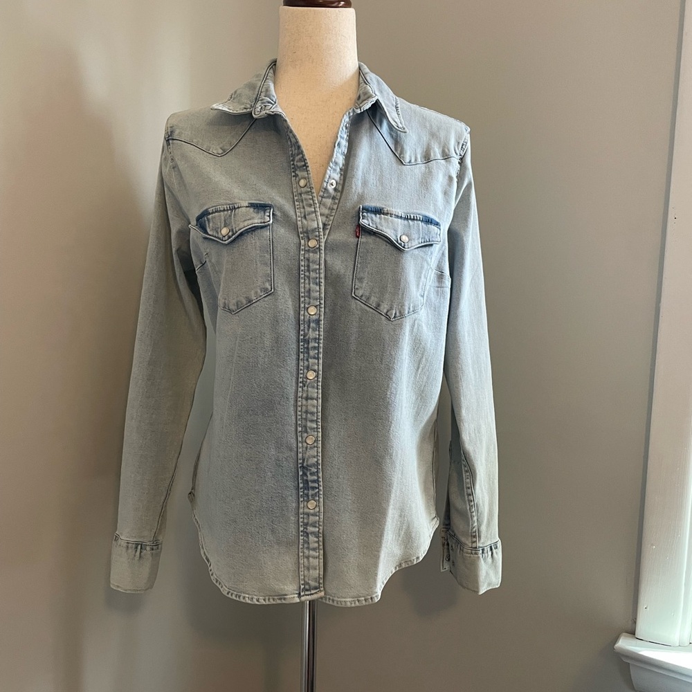 LEVI’S Light Blue Denim Button-Up Shirt